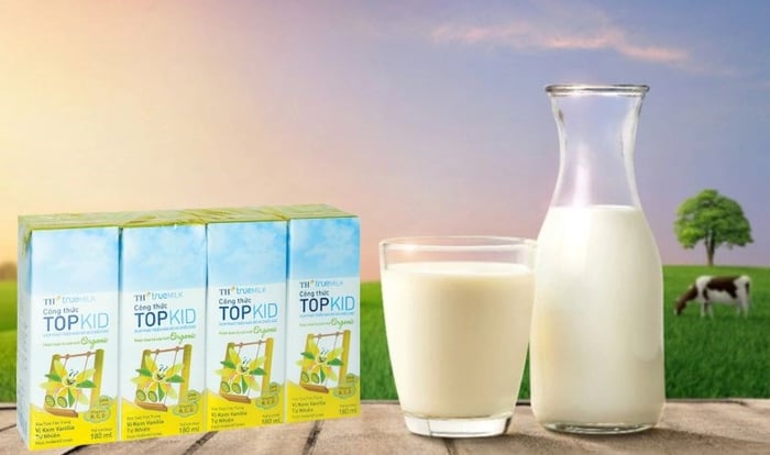 Lốc 4 hộp sữa tươi tiệt trùng TH true MILK Top Kid Organic có hương kem vanilla tự nhiên, dung tích 180 ml, phù hợp cho trẻ từ 1 tuổi trở lên.