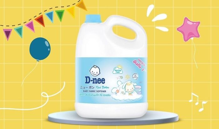 Nước xả quần áo cho bé D-nee Xanh với hương phấn, dung tích 2.8 lít