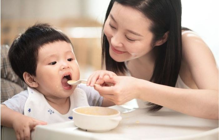 Nên cho bé ăn phô mai 2 giờ trước khi ăn chính