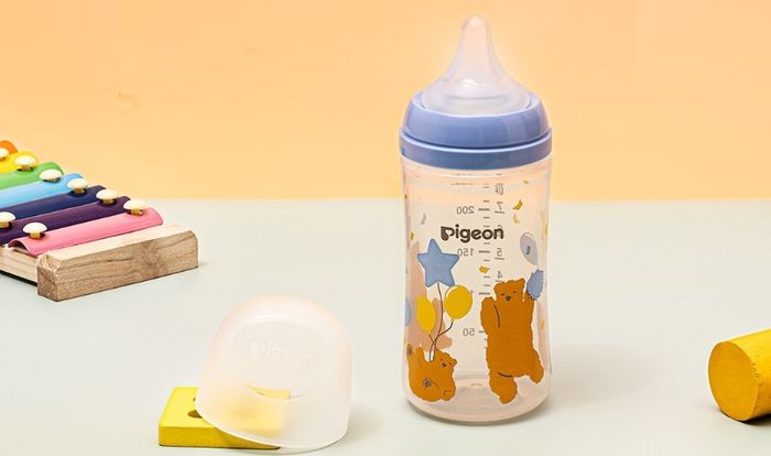 Bình sữa nhựa PP Pigeon Softouch Plus WN3 cổ rộng 240 ml - Hình gấu (từ 3 tháng)