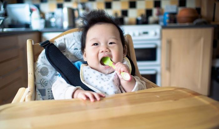 Luôn đảm bảo bé ngồi trên ghế ăn dặm một cách thoải mái nhất