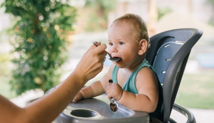 Cho trẻ ăn dặm quá sớm có thể gây ra các vấn đề về hệ tiêu hóa và tiết niệu.