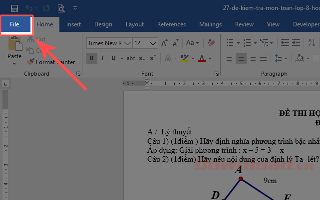 Nhấn vào tab File trong Microsoft Word