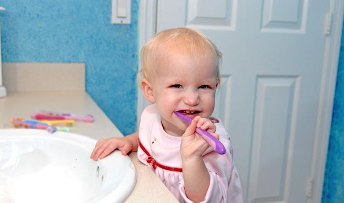 Bố mẹ nên theo dõi kỹ quá trình đánh răng của bé