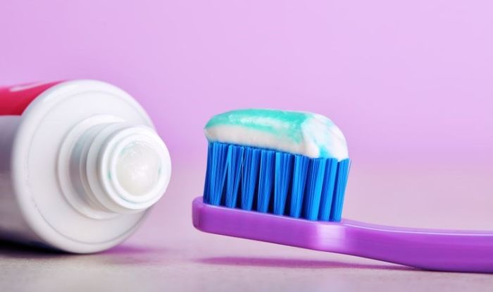 Lựa chọn kem đánh răng có chứa fluor để bảo vệ sức khỏe răng miệng cho trẻ