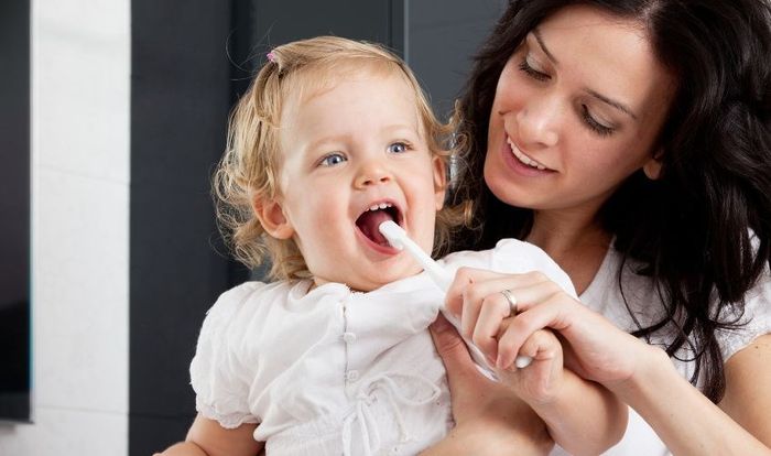 Khi bé tròn 6 tháng tuổi, mẹ có thể bắt đầu sử dụng kem đánh răng cho bé
