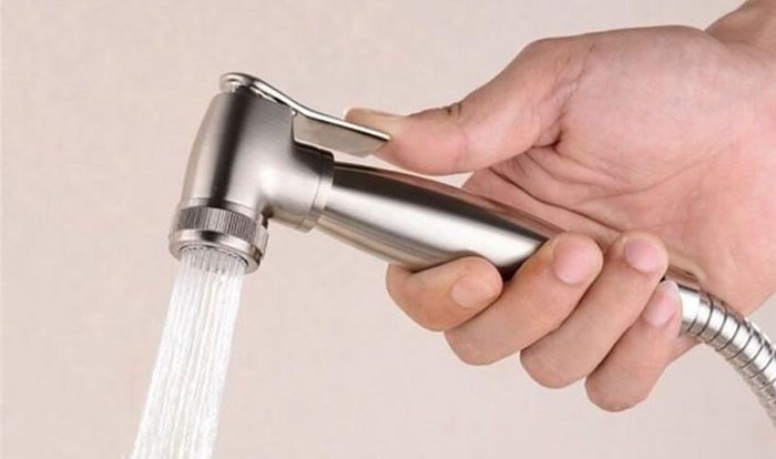 Sử dụng vòi xịt để loại bỏ các chất thải dính trên tã vải