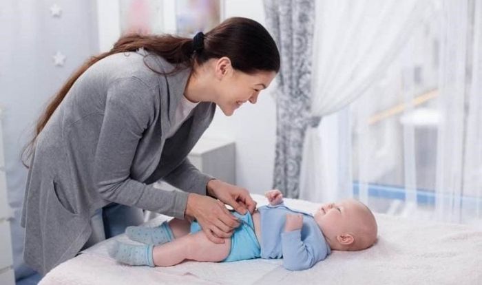 Buộc chặt tã ở hai đầu hai bên