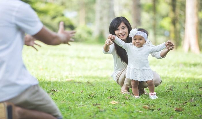 Nên mua giày cho bé khi bé bắt đầu tập đi