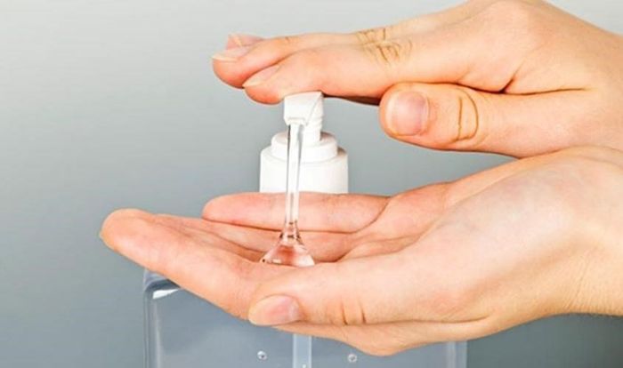 Rửa tay bằng dung dịch sát khuẩn trước khi thay tã cho bé