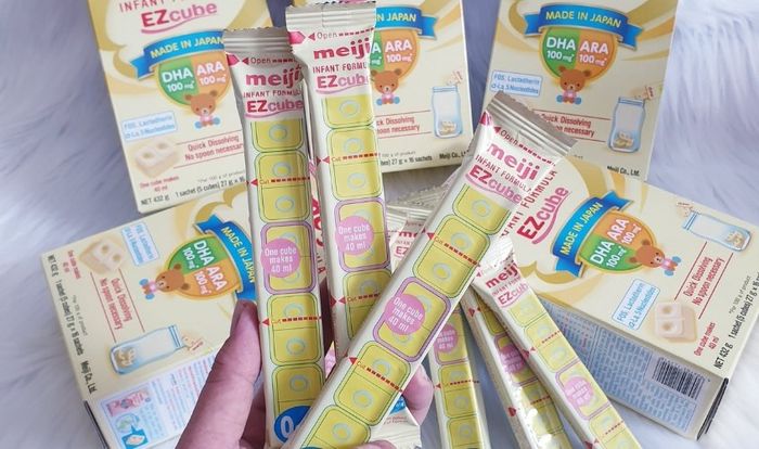 Sữa bột dạng thanh Meiji Infant Formula Ezcube 540g (dành cho bé từ 0 - 12 tháng)