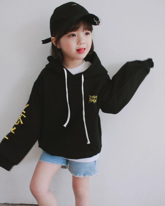 Kết hợp quần short bé gái với áo hoodie