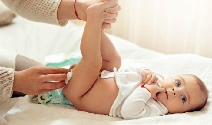 Vệ sinh sạch sẽ vùng da của bé