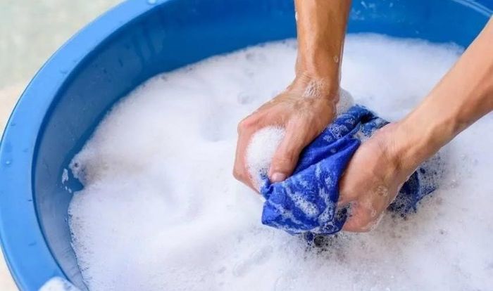 Giặt sạch chiếc tã vải bẩn