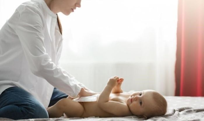Đặt tã vải sạch cho bé