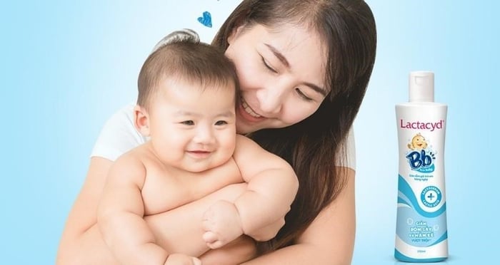 Sản phẩm sữa tắm gội cho bé Lactacyd BB giảm rôm sảy và hăm với hương thơm dịu nhẹ 250 ml