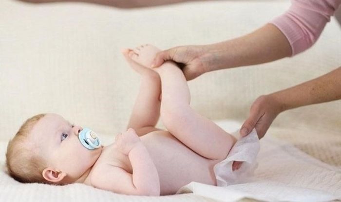 Đặt mông bé vào giữa miếng tã