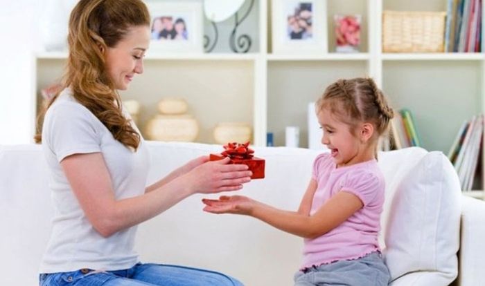 Khích lệ bé bằng việc thưởng nhỏ khi ngoan, và phạt nhẹ khi bé mắc lỗi