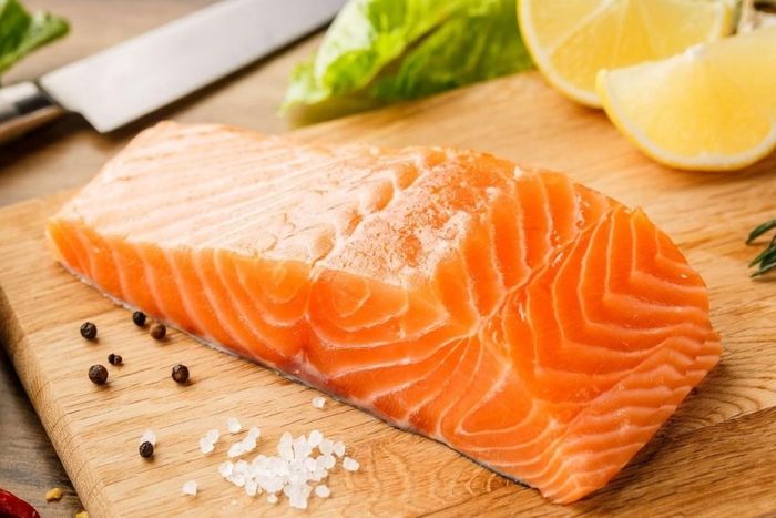 Chuẩn bị cá hồi để nấu cháo cá hồi cải bó xôi