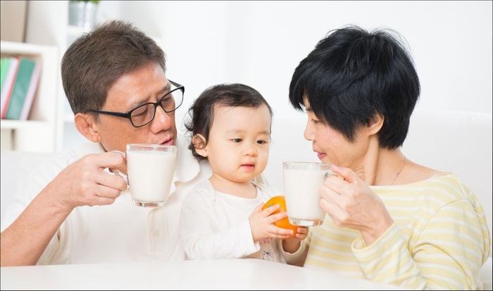 Người già nên uống 1 - 2 ly sữa mỗi ngày