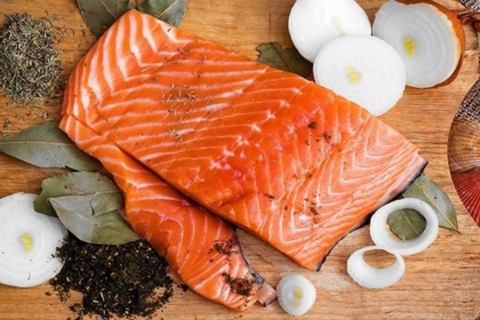 Chuẩn bị cá hồi để nấu món cháo cá hồi cải bó xôi