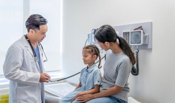 Nếu bé vẫn tiếp tục đi ngoài phân màu xanh rêu sau 24 giờ mà không thấy giảm, hãy đưa bé đến thăm bác sĩ