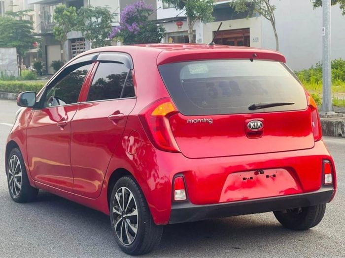 Kia Morning 2015 đi kèm với bộ vỏ lốp hợp kim nhôm 15 inch, kèm theo lốp xe kích thước 175/50R15.