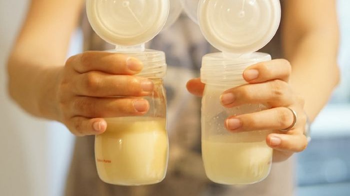 Sữa mẹ mới vắt ra có cần hâm nóng không và cách phát hiện sữa bị hỏng