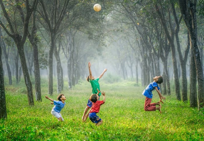 Trẻ em chơi cùng nhau làm cho khả năng vận động của họ phát triển mạnh mẽ hơn. Hình ảnh từ Unsplash