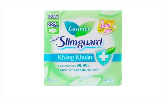 Băng vệ sinh ban ngày Laurier Super Slimguard Kháng Khuẩn siêu mỏng có cánh 16 miếng