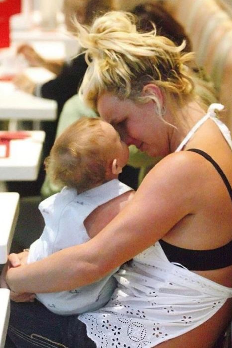 Britney mang theo con trai lớn đến quán cà phê khi đang mang thai lần hai, bối rối vì bị đám đông săn ảnh bao vây bên ngoài.