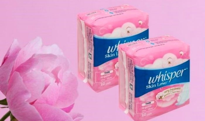 Băng vệ sinh Whisper Skin Love 10 miếng có bề mặt mịn màng, dễ chịu khi sử dụng