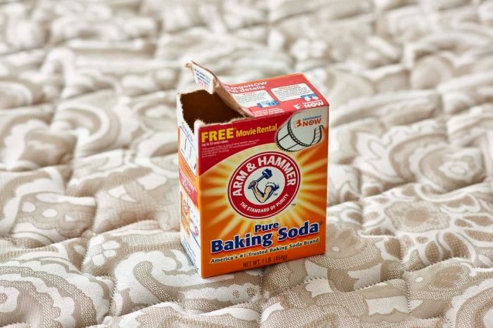 Đối với những vết bẩn cứng đầu, bạn có thể sử dụng baking soda để làm sạch gối một cách hiệu quả.