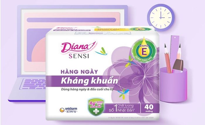 Băng vệ sinh hàng ngày Diana Sensi kháng khuẩn không cánh, 40 miếng.