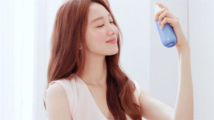 Xịt khoáng làm da ẩm mượt