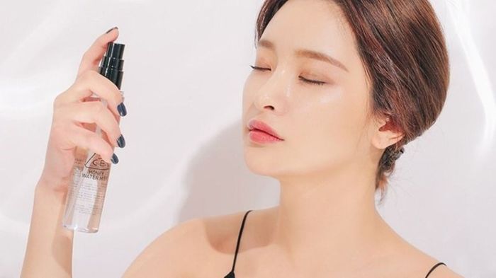 Xịt khoáng giúp lớp trang điểm tự nhiên và bám chắc hơn