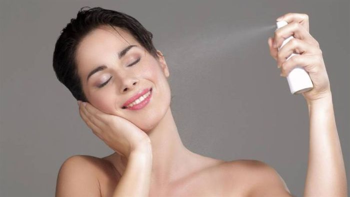Sau khi hoàn thành việc trang điểm, sử dụng xịt khoáng dưỡng ẩm