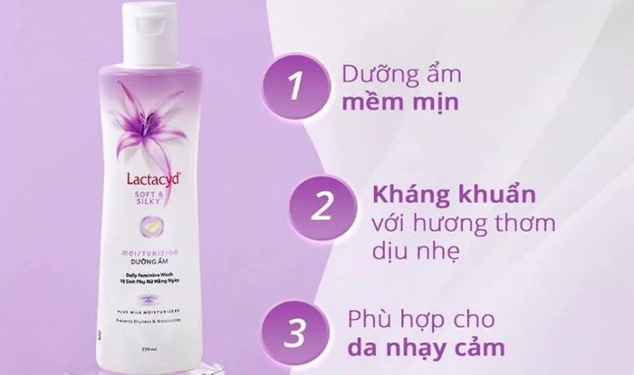 Dung dịch vệ sinh Lactacyd Soft & Silky dưỡng ẩm 250ml giúp cân bằng pH vùng nhạy cảm.