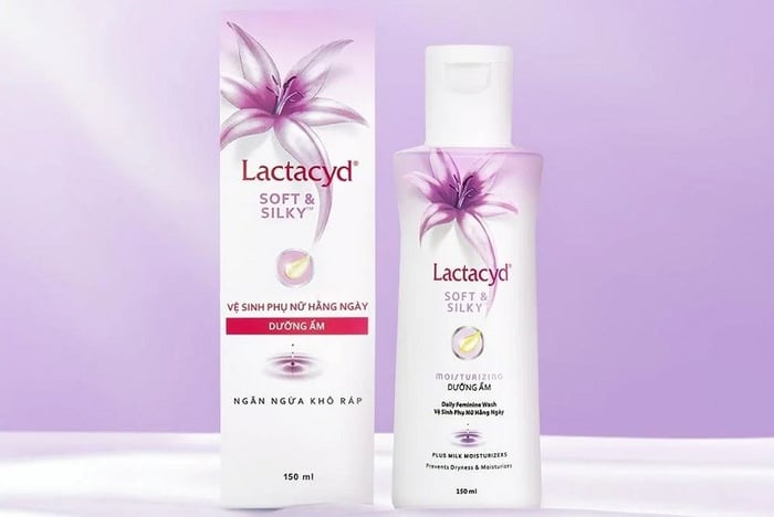 Dung dịch vệ sinh phụ nữ Lactacyd Soft & Silky 150ml