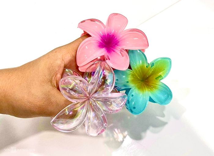 Kẹp tóc hoa sứ mà chị Ngọc Ánh được sếp mua tặng. Ảnh: Dỹ Tùng