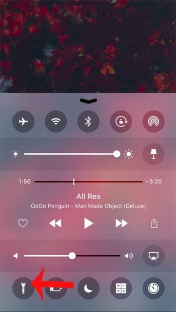 Nhấn vào biểu tượng đèn pin