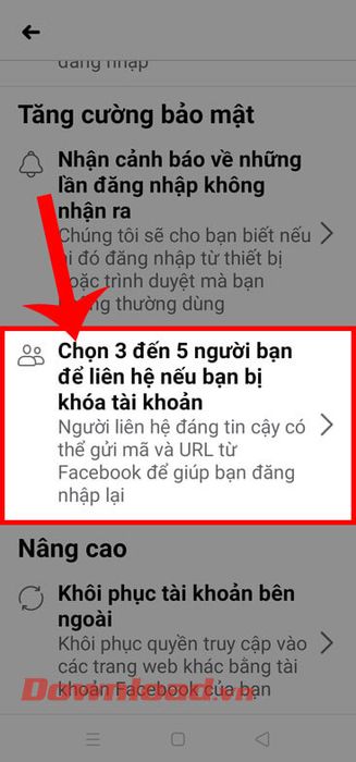 Chạm vào mục Chọn 3 đến 5 người bạn để liên hệ nếu bạn bị khóa tài khoản