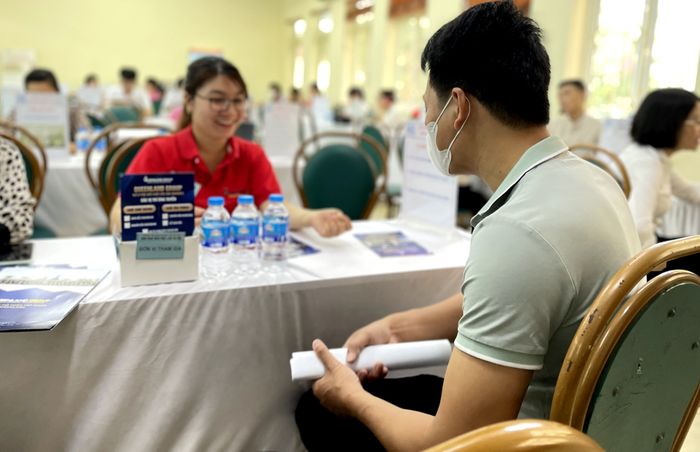 Một người lao động trên 35 tuổi đang tìm kiếm cơ hội việc làm tại một triển lãm việc làm ở Long Biên, Hà Nội vào đầu năm 2023. Ảnh: Phan Dương