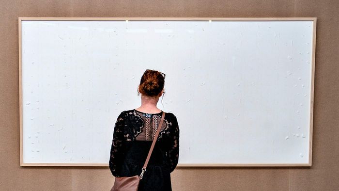 Nghệ sĩ Đan Mạch Jens Haaning bảo vệ tác phẩm của mình, nói: “Hai khung trống là biểu tượng ý tưởng. Quan trọng hơn là tôi đã lấy được tiền dù không có tiền.” - Ảnh: The New York Times