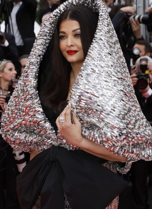 Tiền Phong - Aishwarya Rai tại LHP Cannes 2016 và 2023. Cựu hoa hậu Ấn Độ luôn gây chú ý với phong cách thời trang độc đáo.