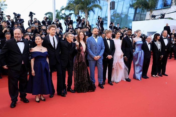 Trọng tâm của sự kiện mà Thảo Nhi Lê tham dự không gì khác ngoài đoàn làm phim Kinds of Kindness, cùng với ngôi sao Emma Stone vừa nhận giải Oscar - Ảnh: Getty Images