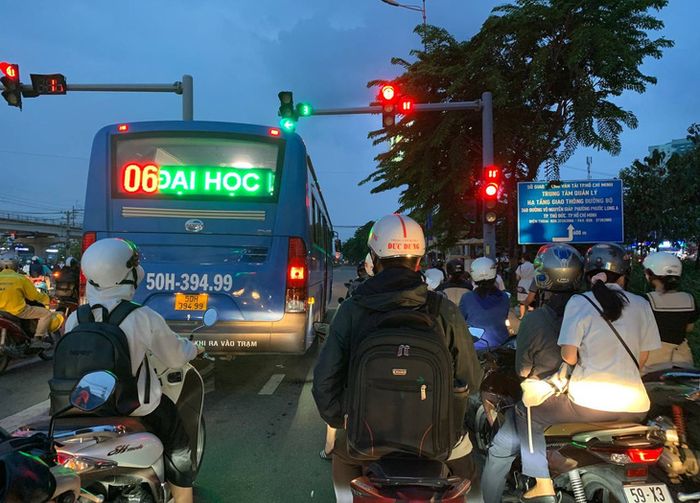 Nhiều thanh niên nỗ lực lao động, tiết kiệm chi phí với hy vọng dành dụm được một phần tiền mỗi tháng để mua nhà - Ảnh: MÂY TRẮNG