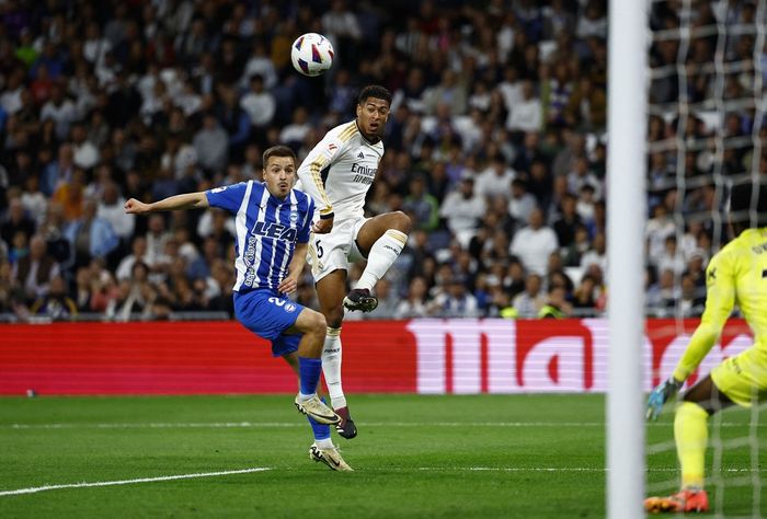 Dù đã tổ chức lễ diễu hành hoành tráng mừng chức vô địch La Liga mùa giải năm nhưng Real Madrid vẫn xuất phát với đội hình gần như mạnh nhất ở trận đấu với Deportivo Alaves