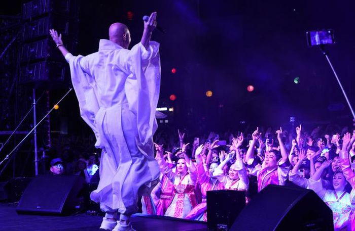 Trong trang phục của một nhà tu sĩ, cạo đầu và biểu diễn âm nhạc EDM, NewJeansNim đã tạo ra một làn sóng mới trong giới trẻ Hàn Quốc - Ảnh: Yonhap