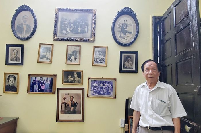 Bức ảnh của ông Phạm Ngọc Giao bên cạnh hình ảnh của bố mẹ, cũng chính là hình ảnh của ông bà chủ sáng lập hiệu vàng Sư Tử - Ảnh: TÂM LÊ